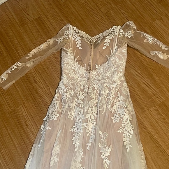 Elegant Lace Wedding Dress - Picture 6 of 9